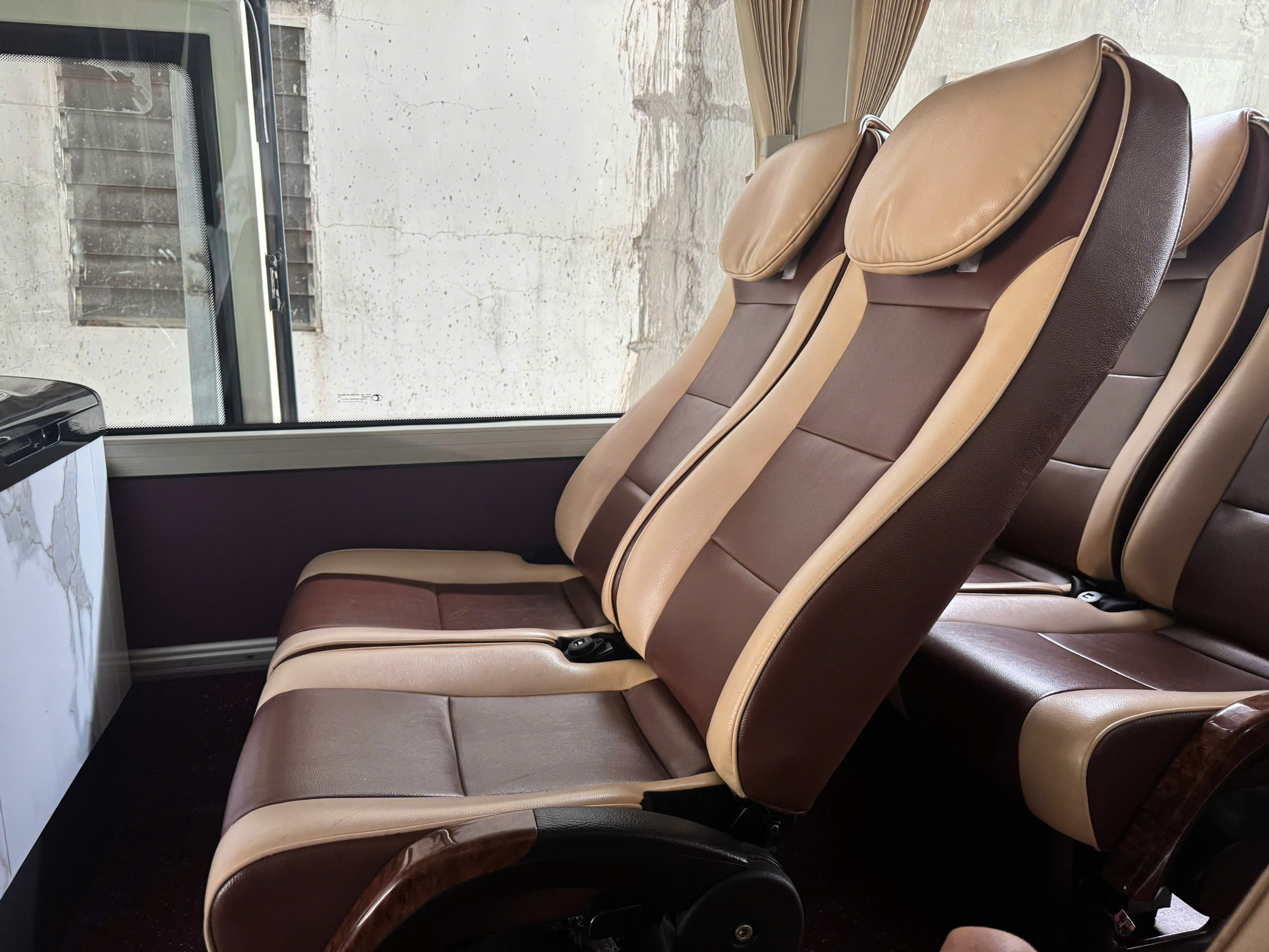 Limousine 29 chỗ: Sang trọng và Tiện nghi cho Đoàn Đông Người