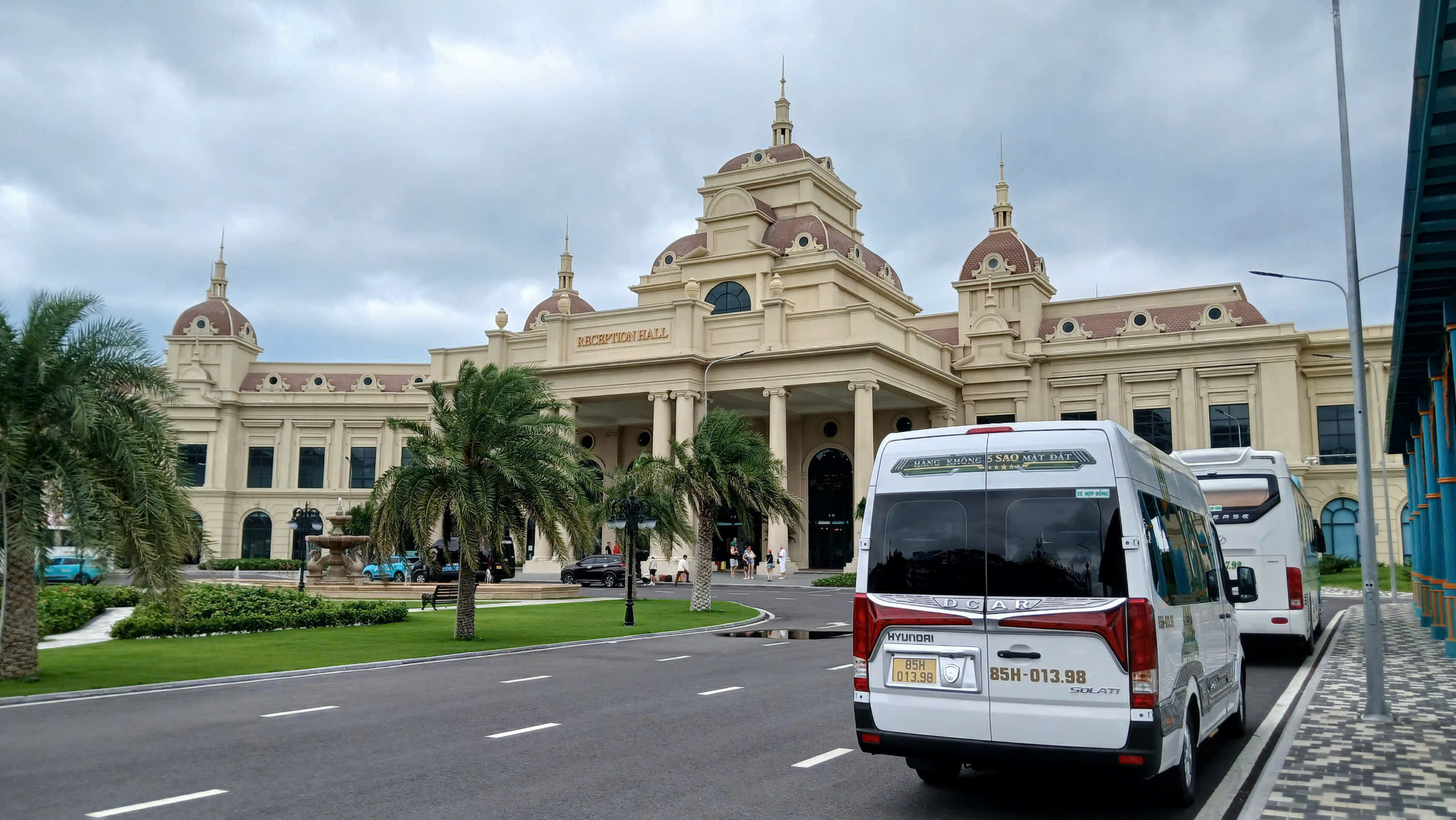 Đưa đón đối tác và khách hàng VIP