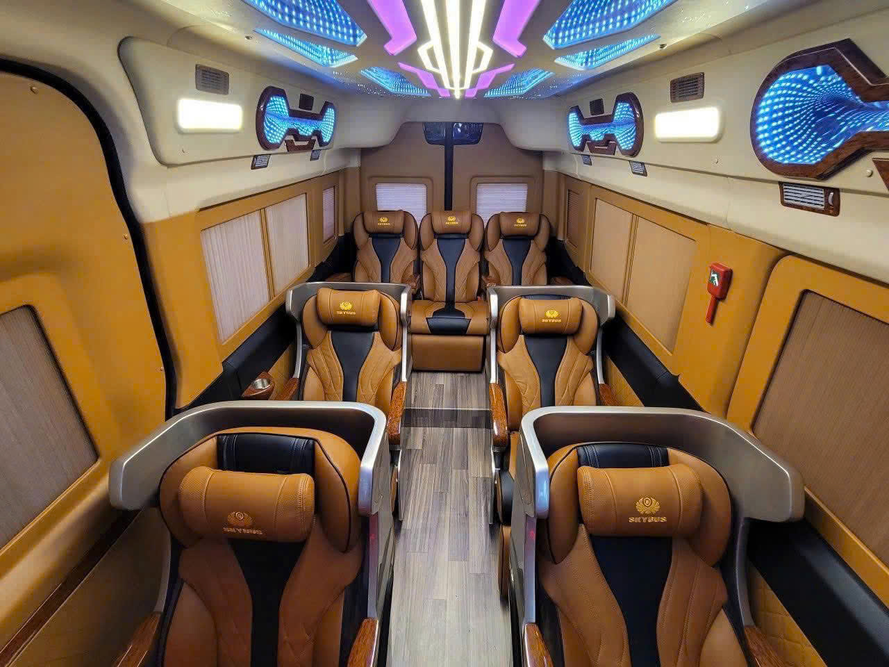 Thuê xe Limousine đi Bình Hưng