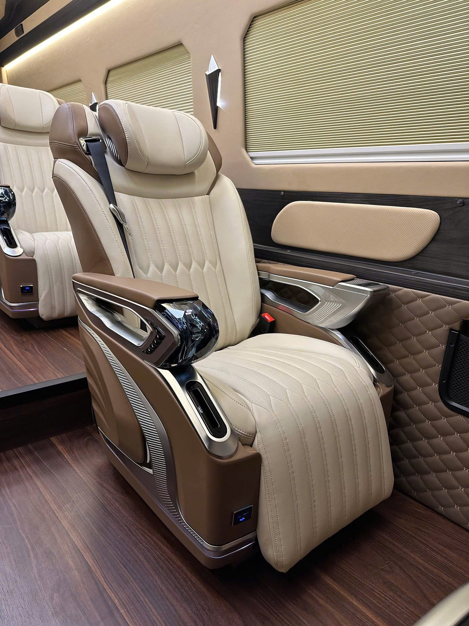 Thuê xe Limousine hợp đồng dài hạn