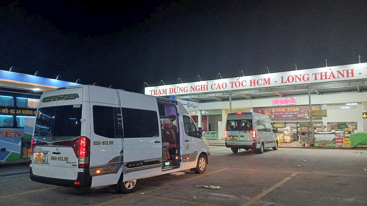 Limousine đưa đón sân bay ghế massage