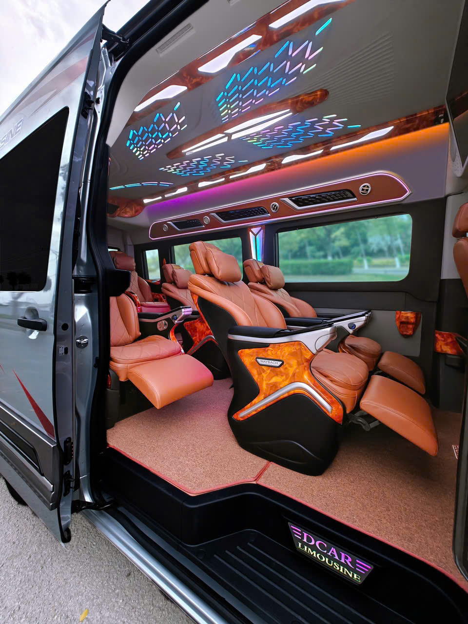 Thuê limousine đưa đón sân bay nhanh chóng