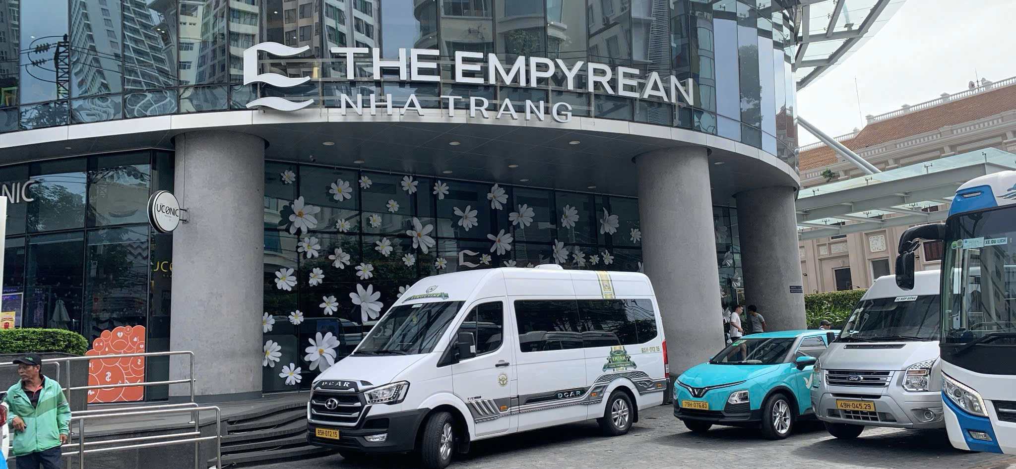 Thuê limousine đưa đón sân bay uy tín