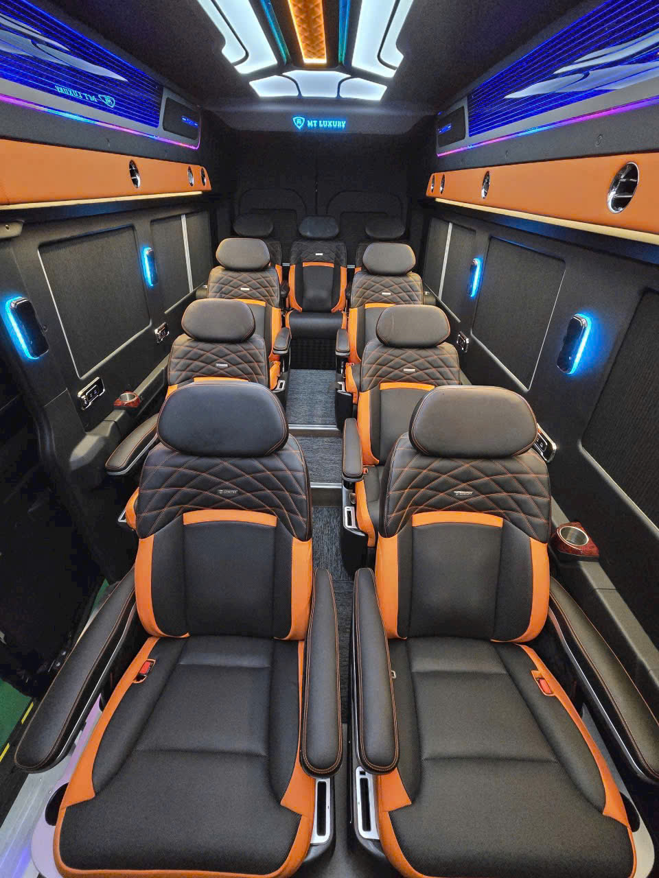 Thuê xe Limousine đưa đón sân bay 24/7