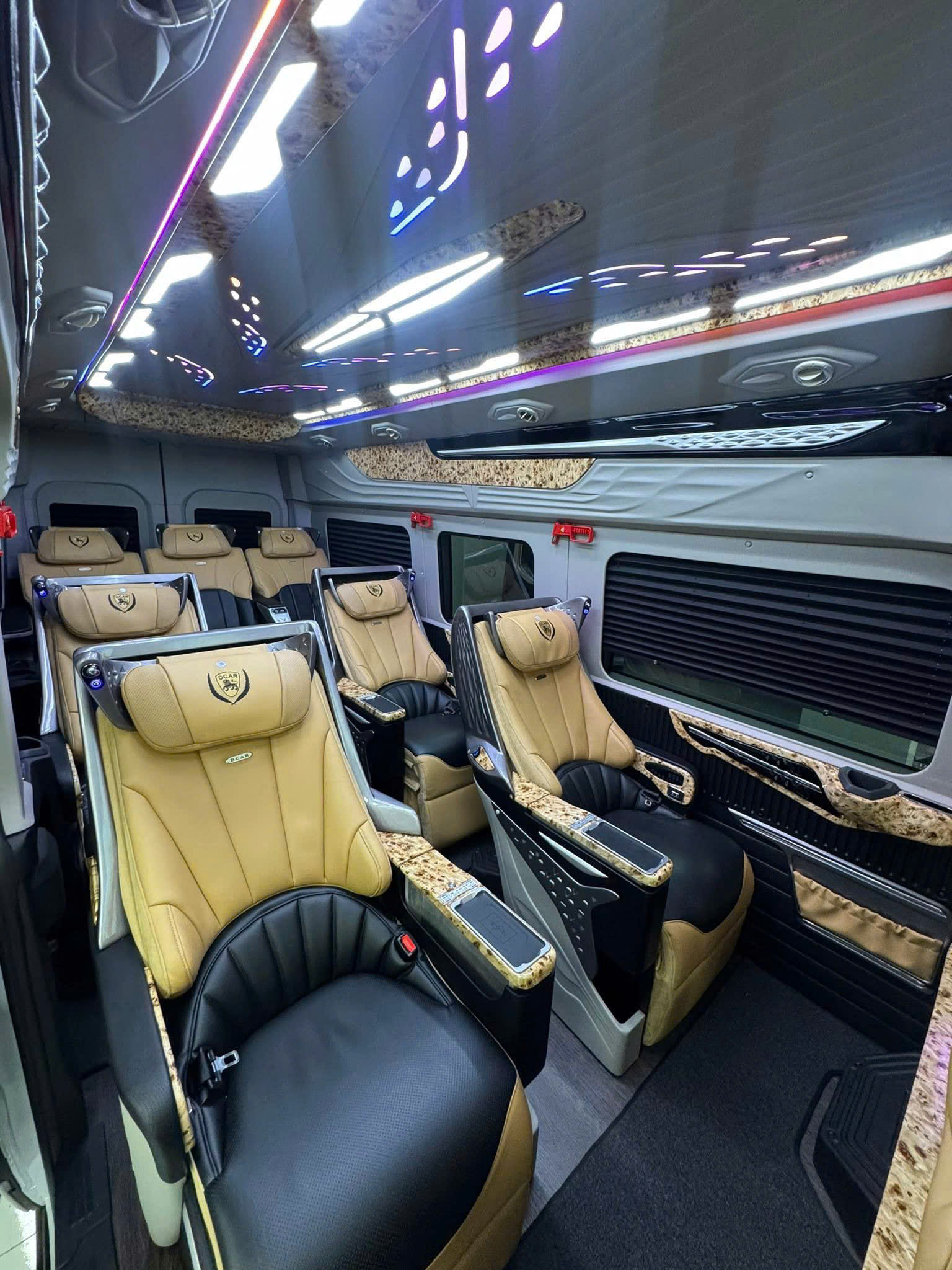 Thuê xe Limousine đưa đón sân bay riêng tư