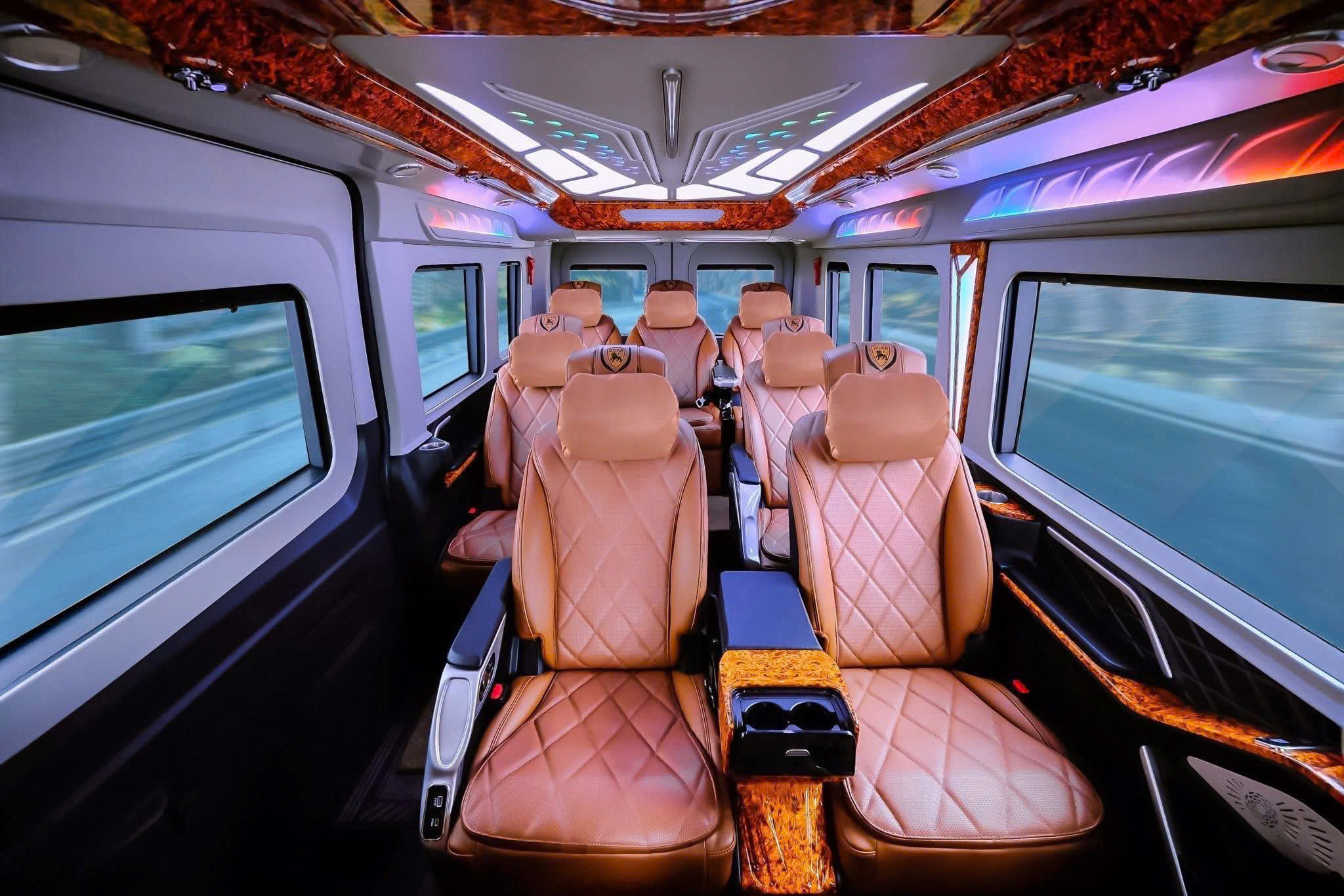 Xe Limousine đón sân bay đúng giờ