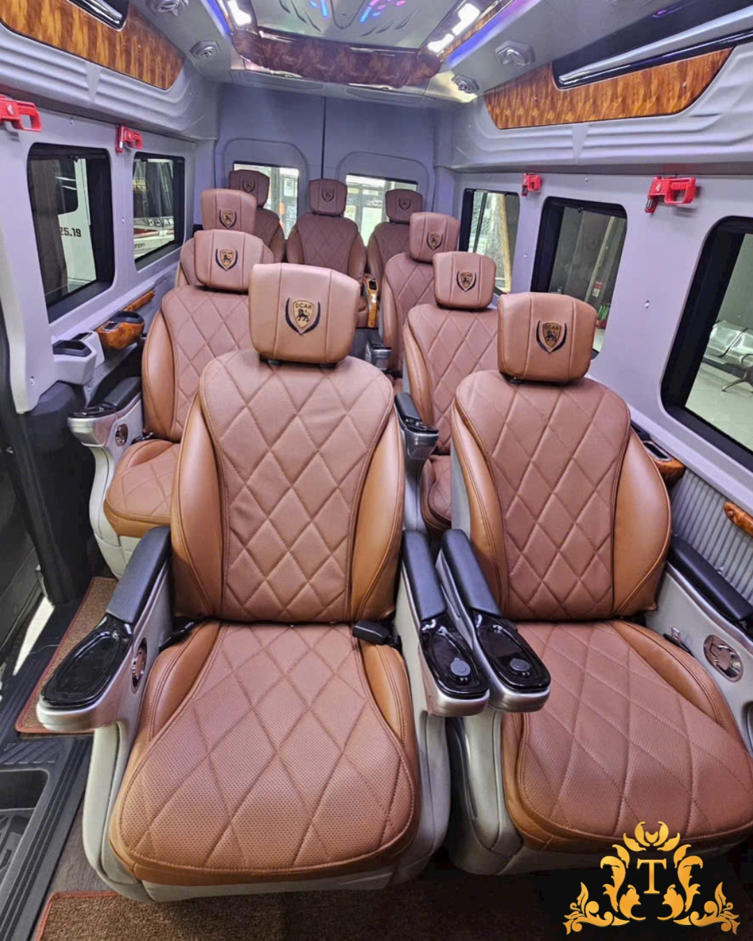 Xe limousine đưa đón sân bay cho chuyến gấp
