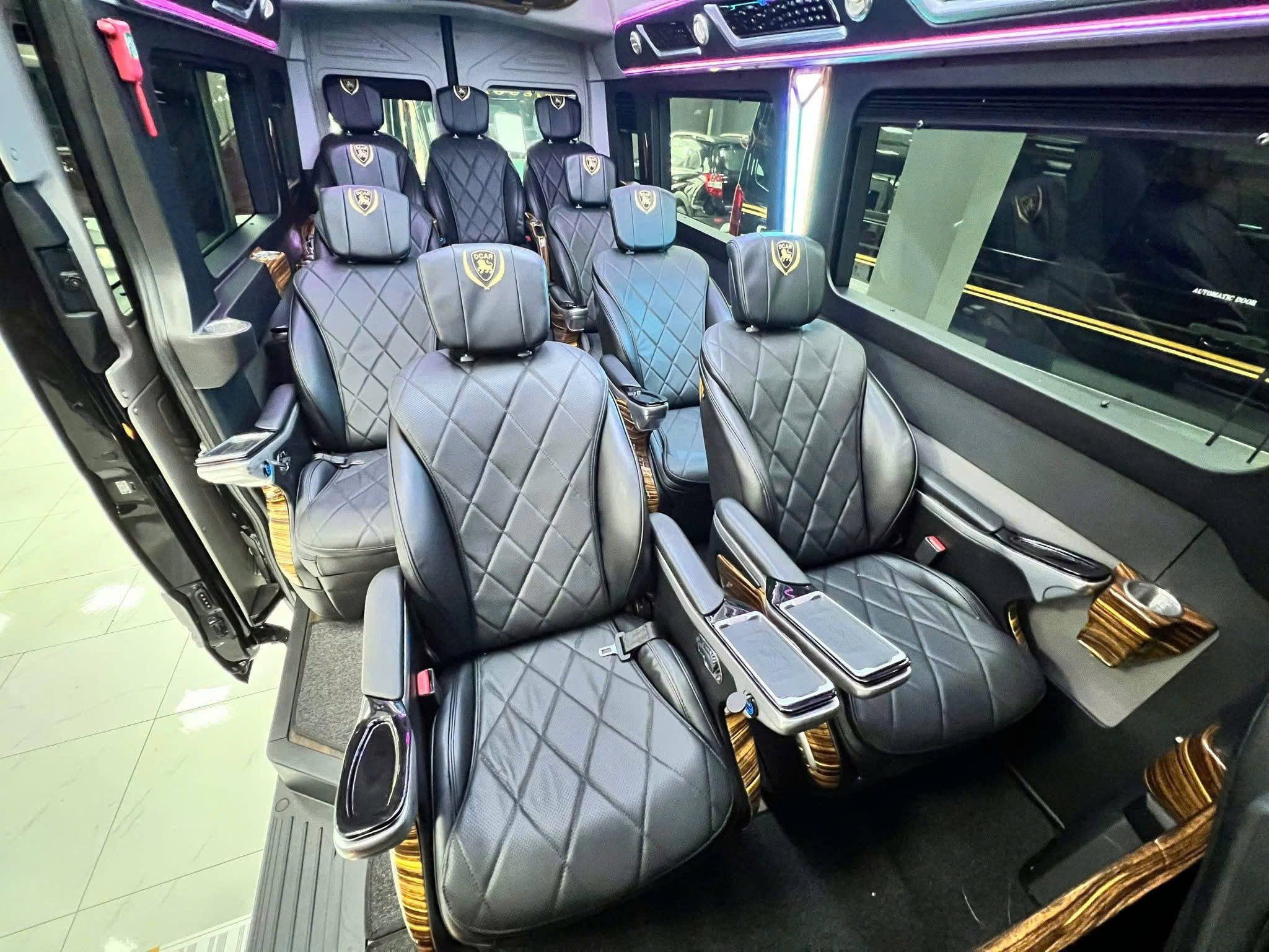 Xe Limousine Đưa Đón Sân Bay Cho Khách VIP
