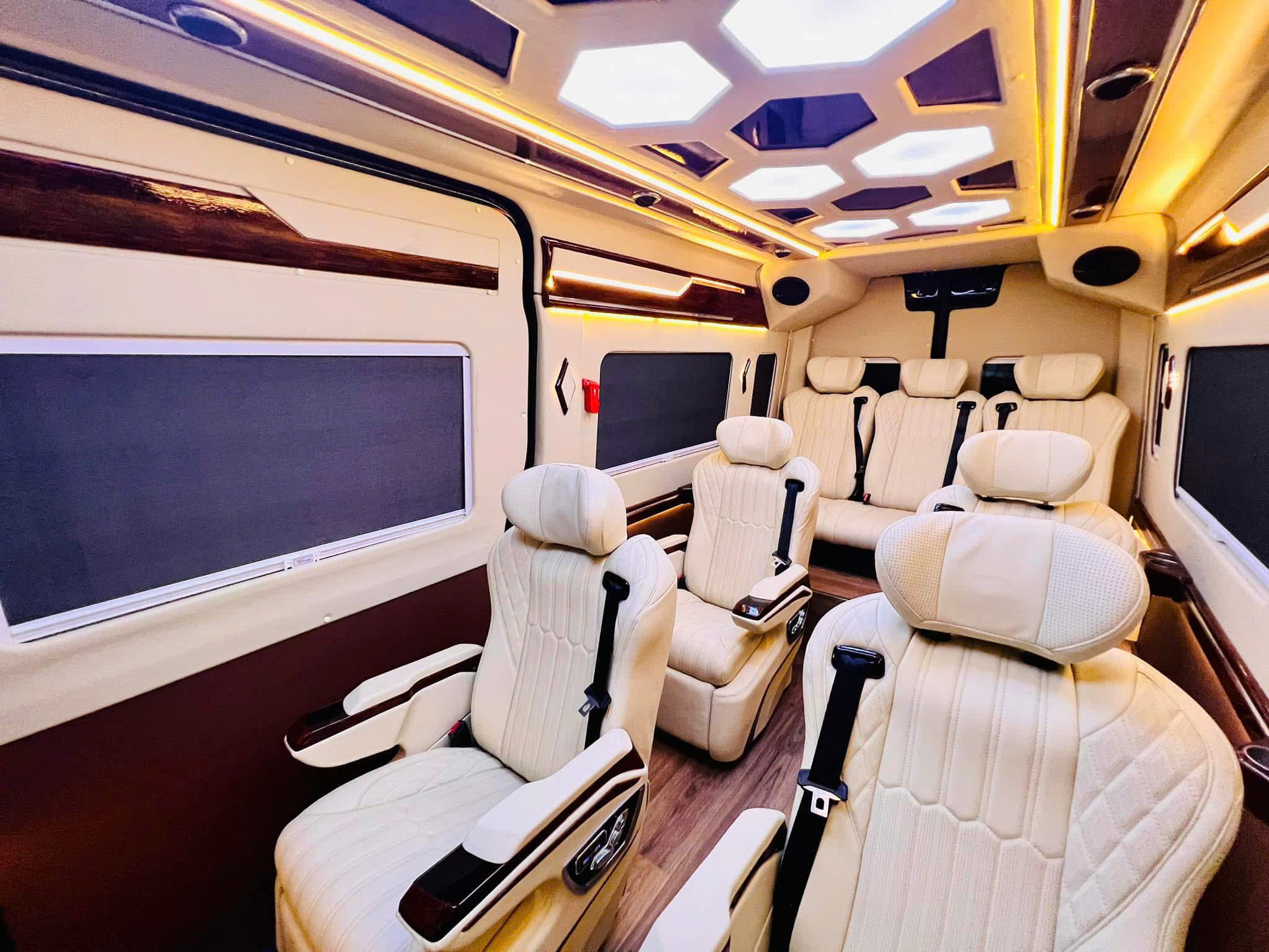 Thuê Limousine đi tour công ty