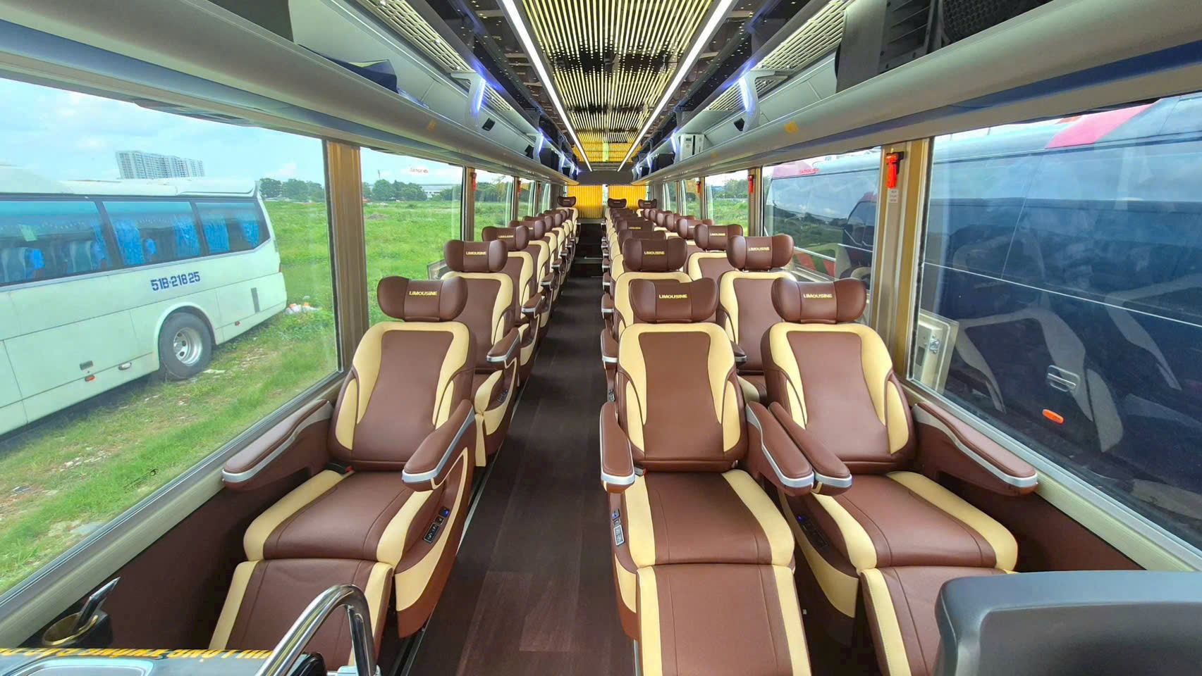 Thuê xe Limousine đi tour cao cấp