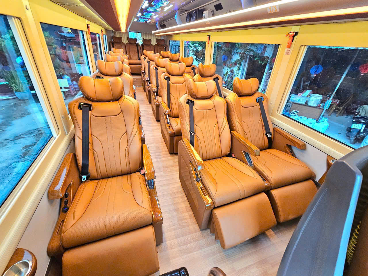 Thuê xe Limousine đi tour cao cấp