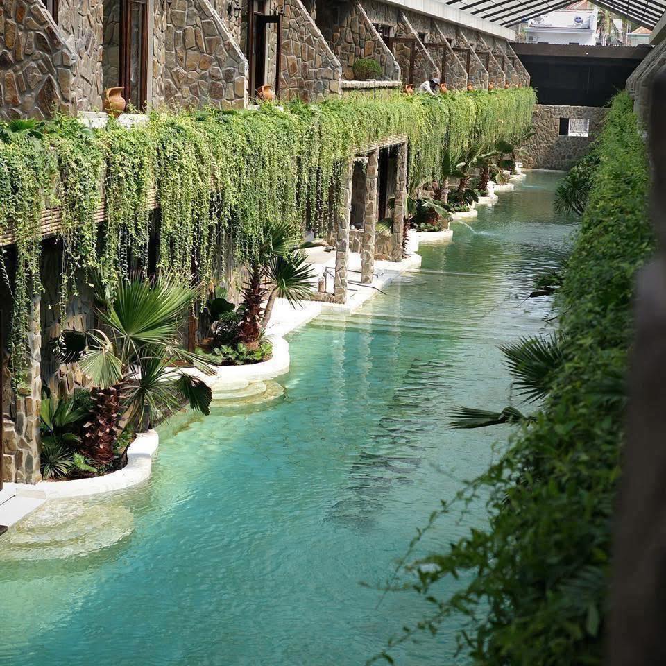 Thuê xe Limousine đi tour Mũi Né