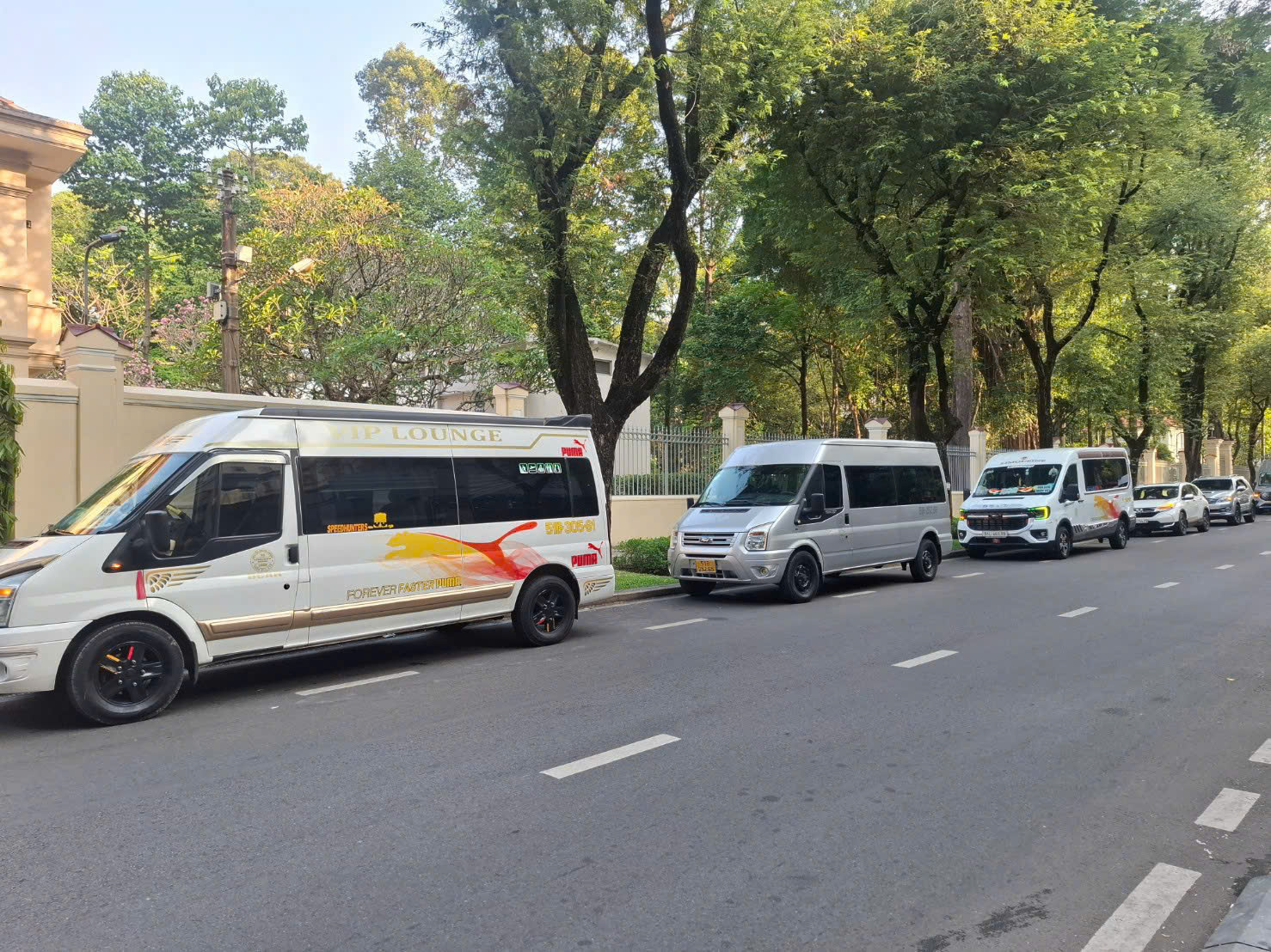 Thuê xe Limousine đi tour Sài Gòn