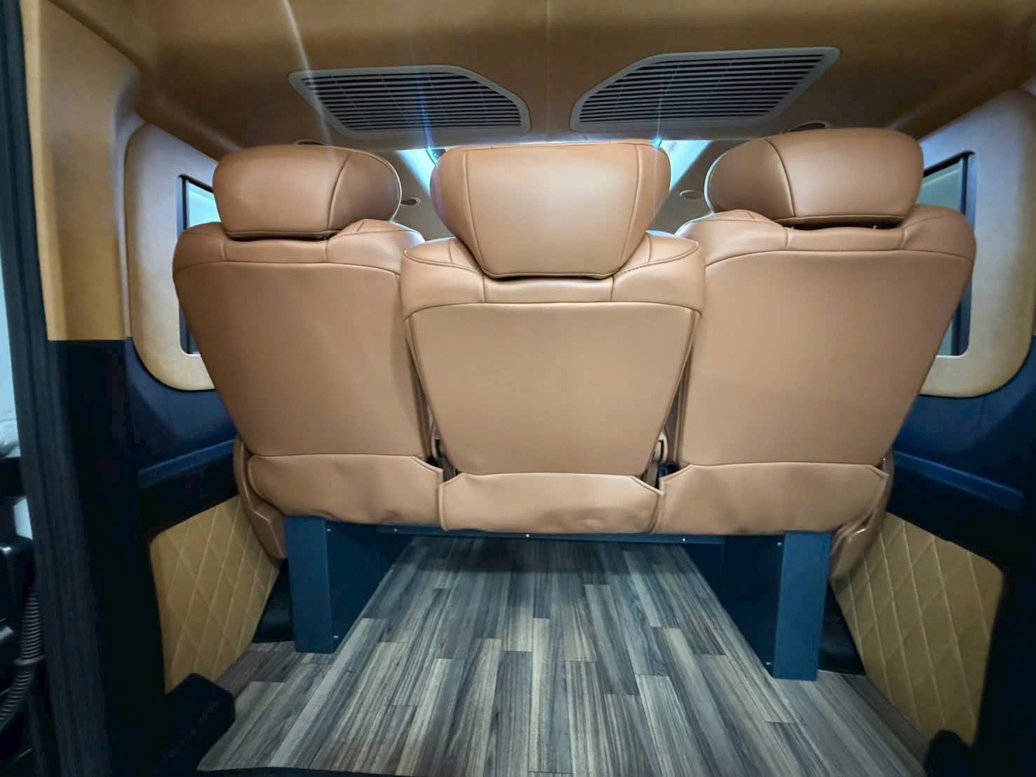 Thuê xe Limousine đi tour Sài Gòn