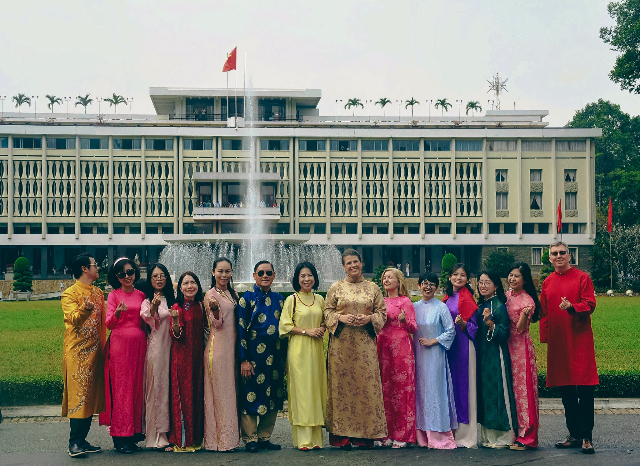 Thuê xe Limousine đi tour Sài Gòn