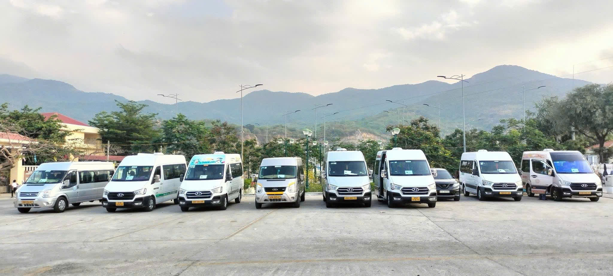 Thuê xe Limousine đi tour Vĩnh Hy