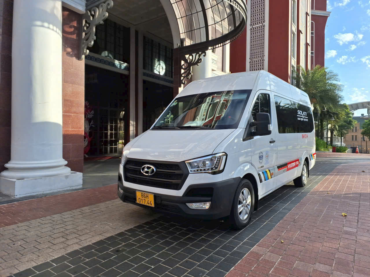 Xe Limousine đi tour du lịch tiện nghi