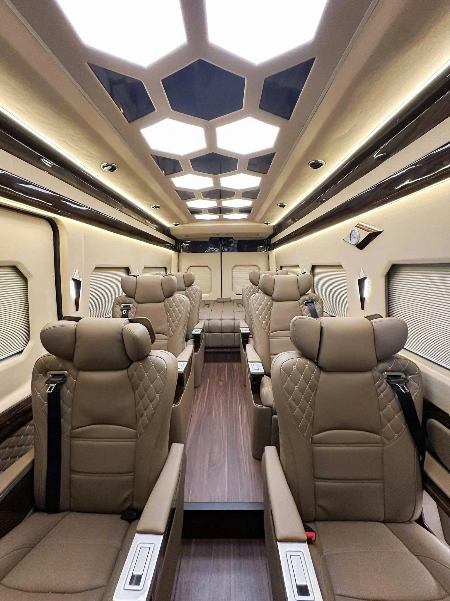 Dịch vụ Limousine đưa đón tận nơi Vĩnh Hy
