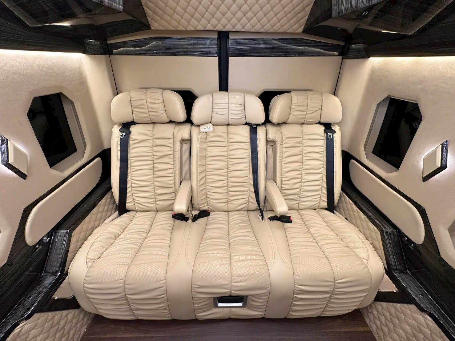 Dịch vụ thuê xe limousine Cam Ranh đi Hồ Chí Minh