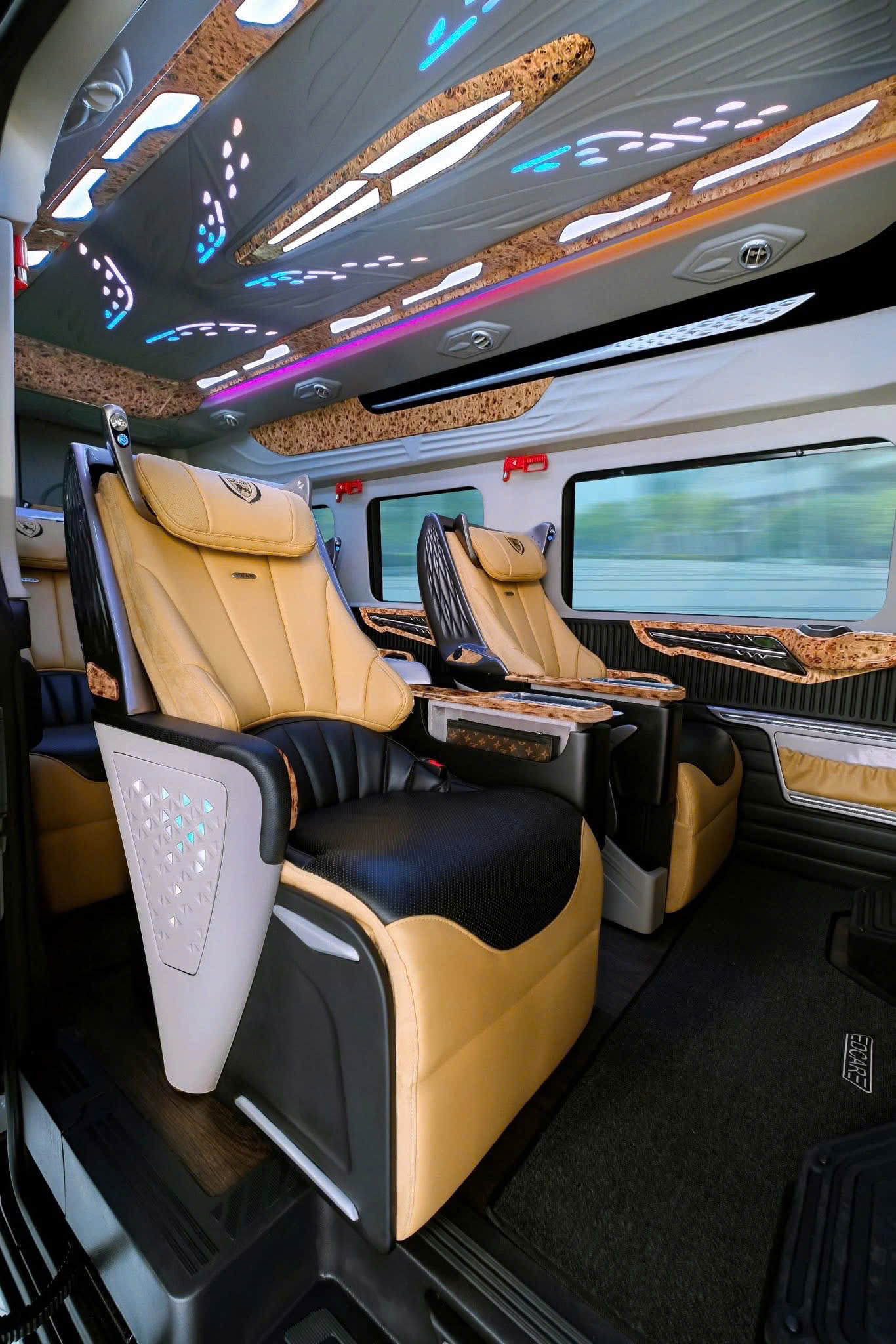 Dịch vụ xe Limousine đường dài Vĩnh Hy - Sài Gòn
