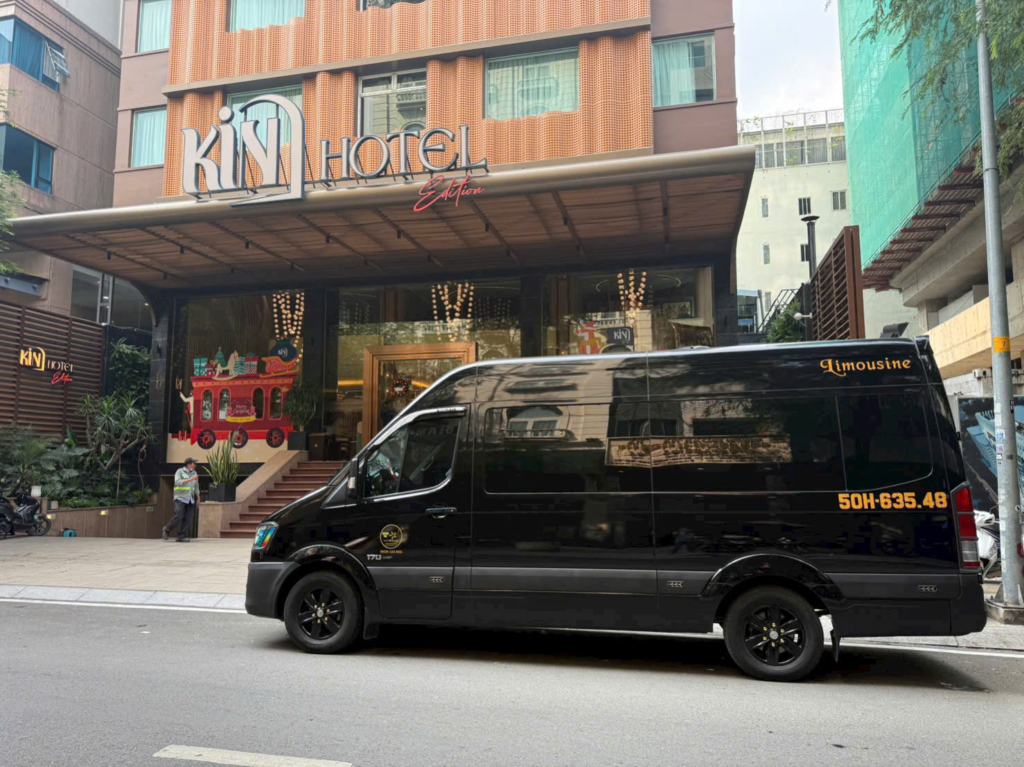 Giá thuê xe limousine 12 chỗ Cam Ranh đi Sài Gòn
