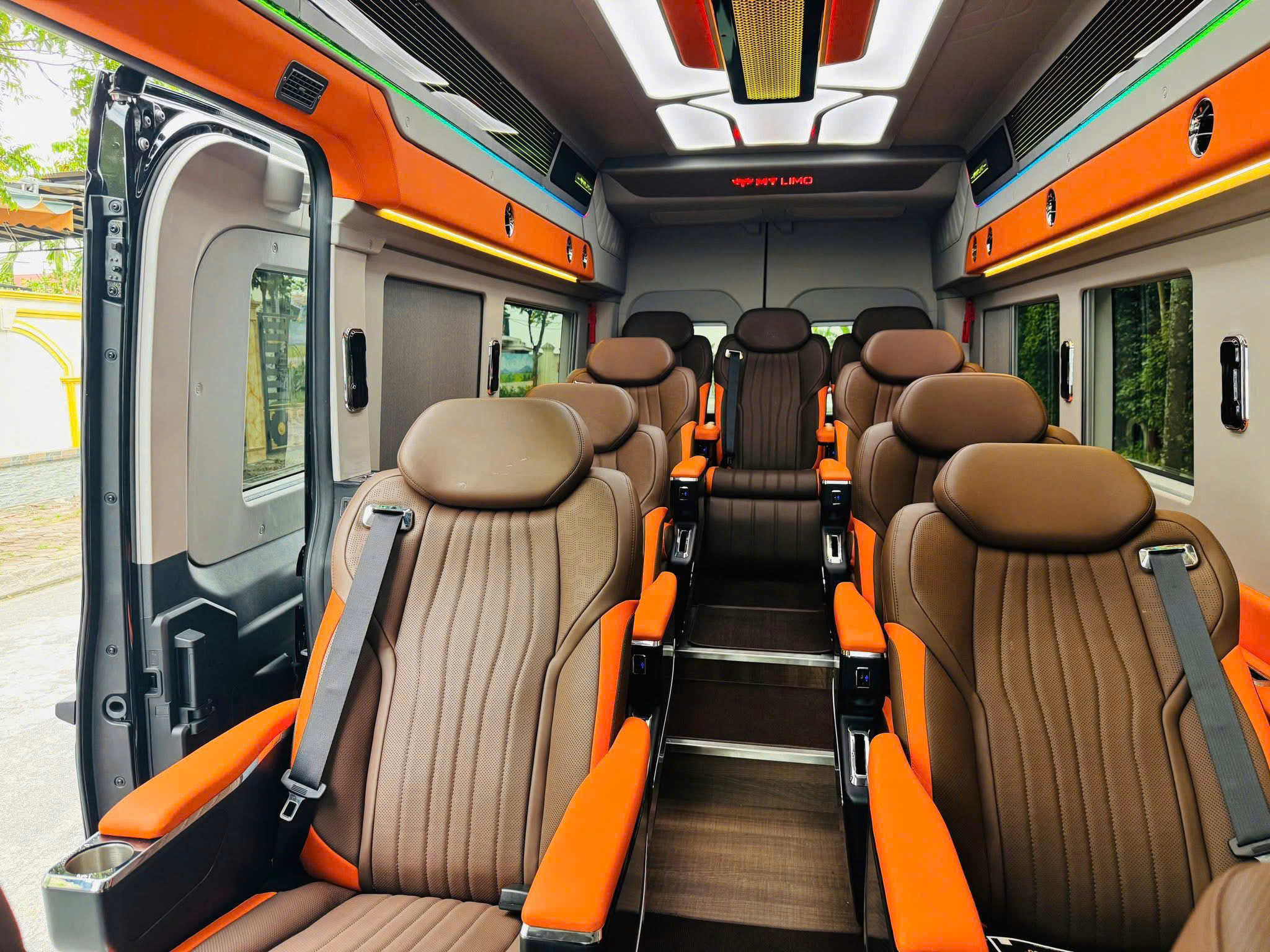 Giá thuê xe Limousine Vĩnh Hy Sài Gòn bao nhiêu