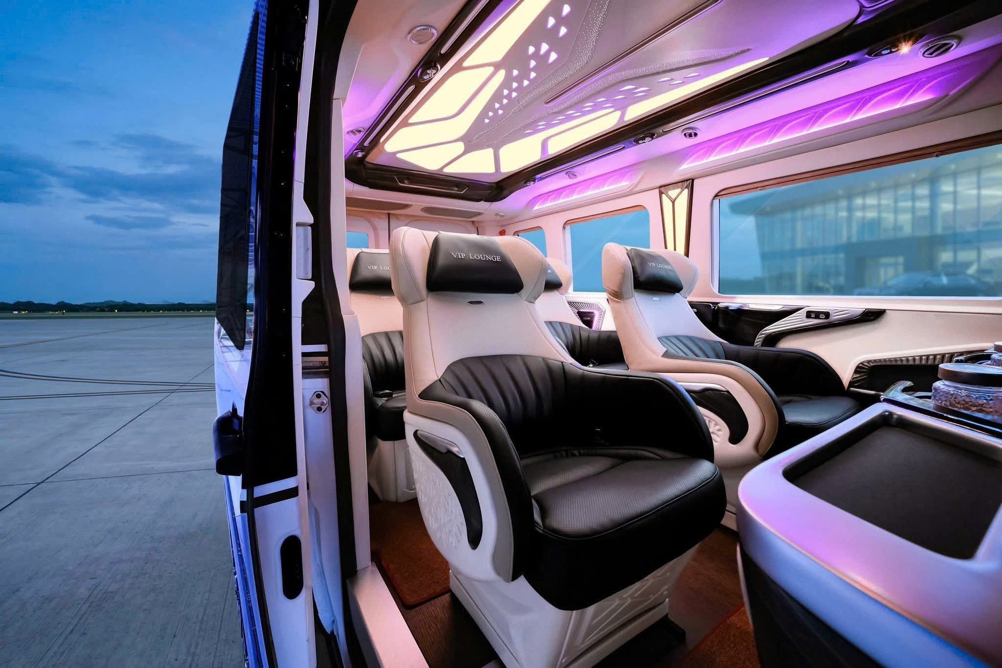 Thuê Limousine Sài Gòn – Vĩnh Hy giá tốt cho nhóm đông
