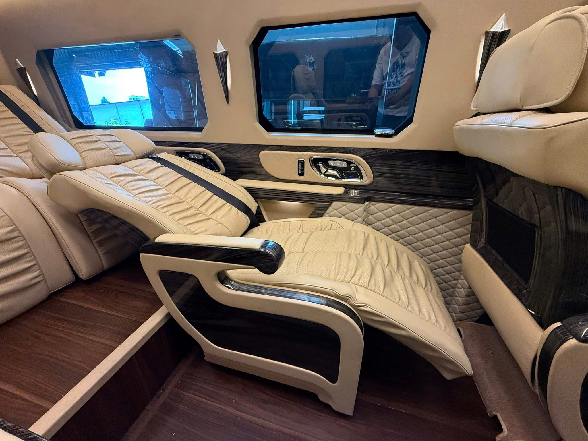 Thuê xe 12 chỗ Limousine HCM đi Cam Ranh uy tín