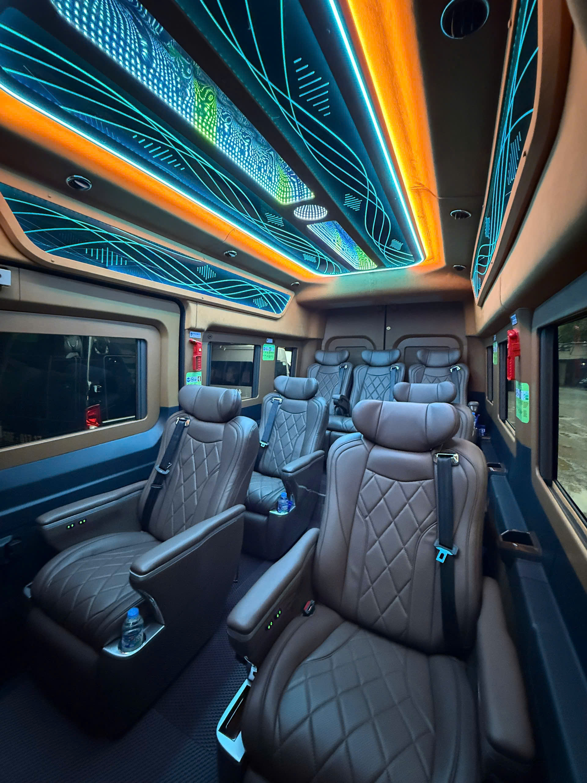 Thuê xe 9 chỗ Limousine HCM đi Cam Ranh