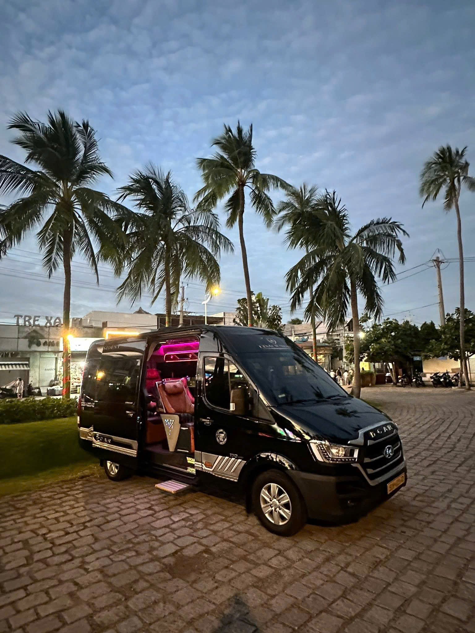 Thuê xe 9 chỗ Limousine HCM đi Cam Ranh