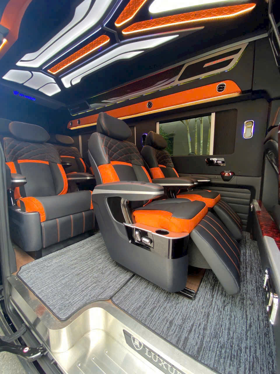 Thuê xe cao cấp đi Sài Gòn từ Vĩnh Hy - Xe VIP 9 chỗ