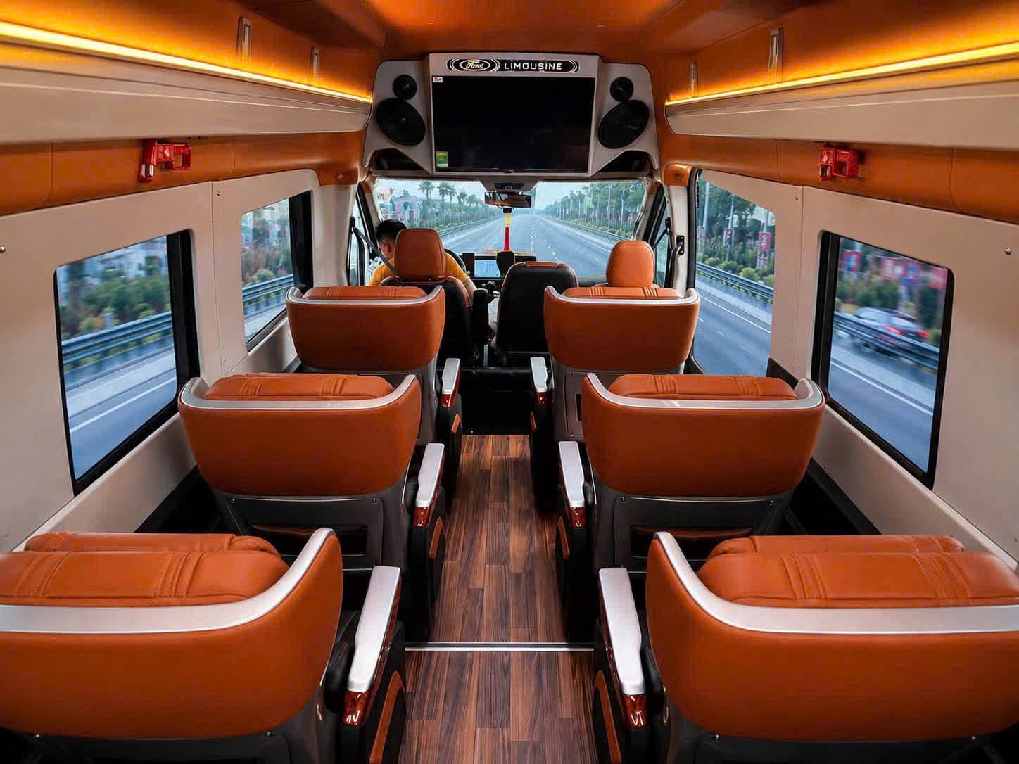 Thuê xe Limousine 11 chỗ Đà Lạt đi Sài Gòn