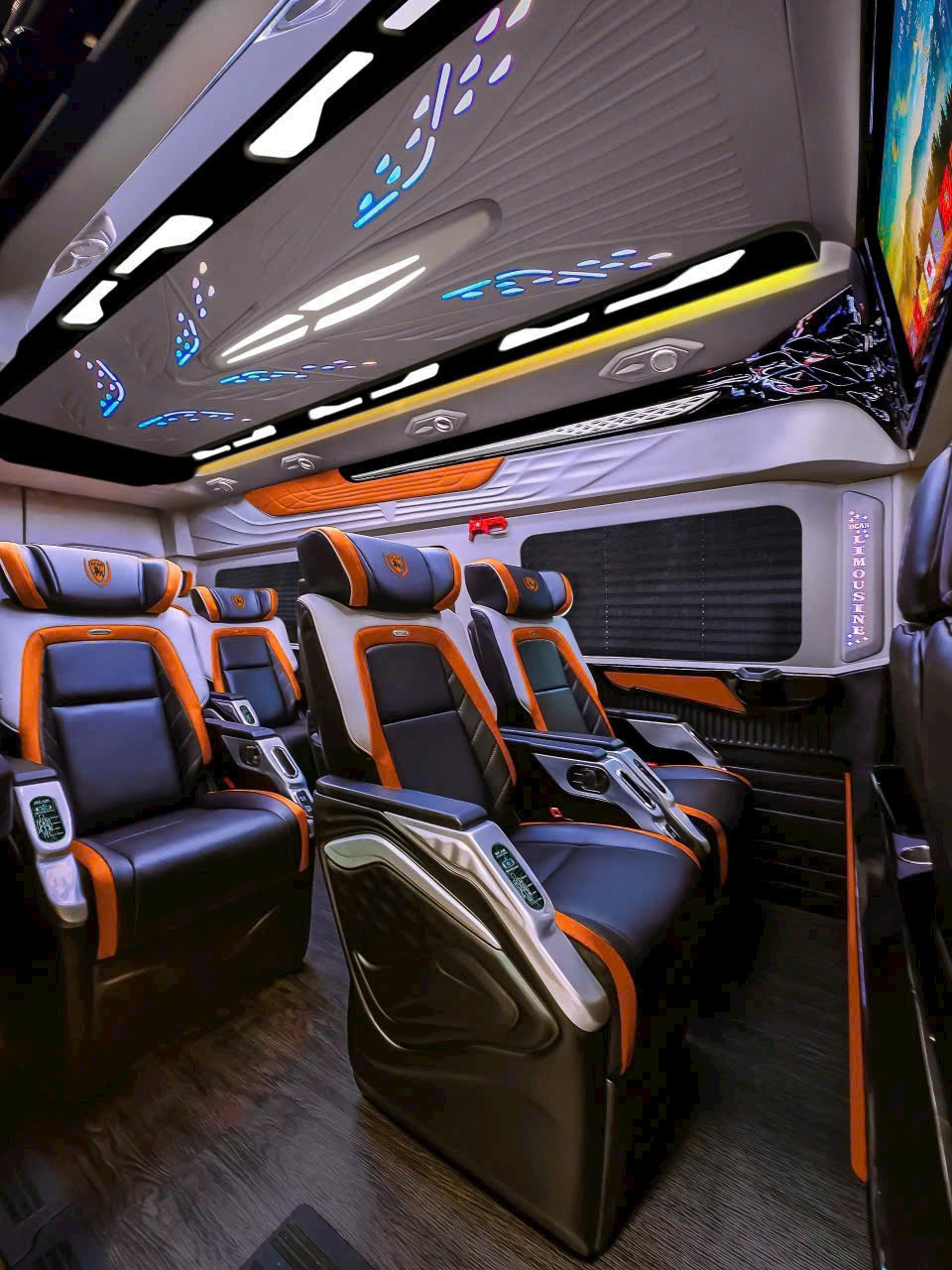 Thuê xe Limousine 11 chỗ Sài Gòn đi Cam Ranh