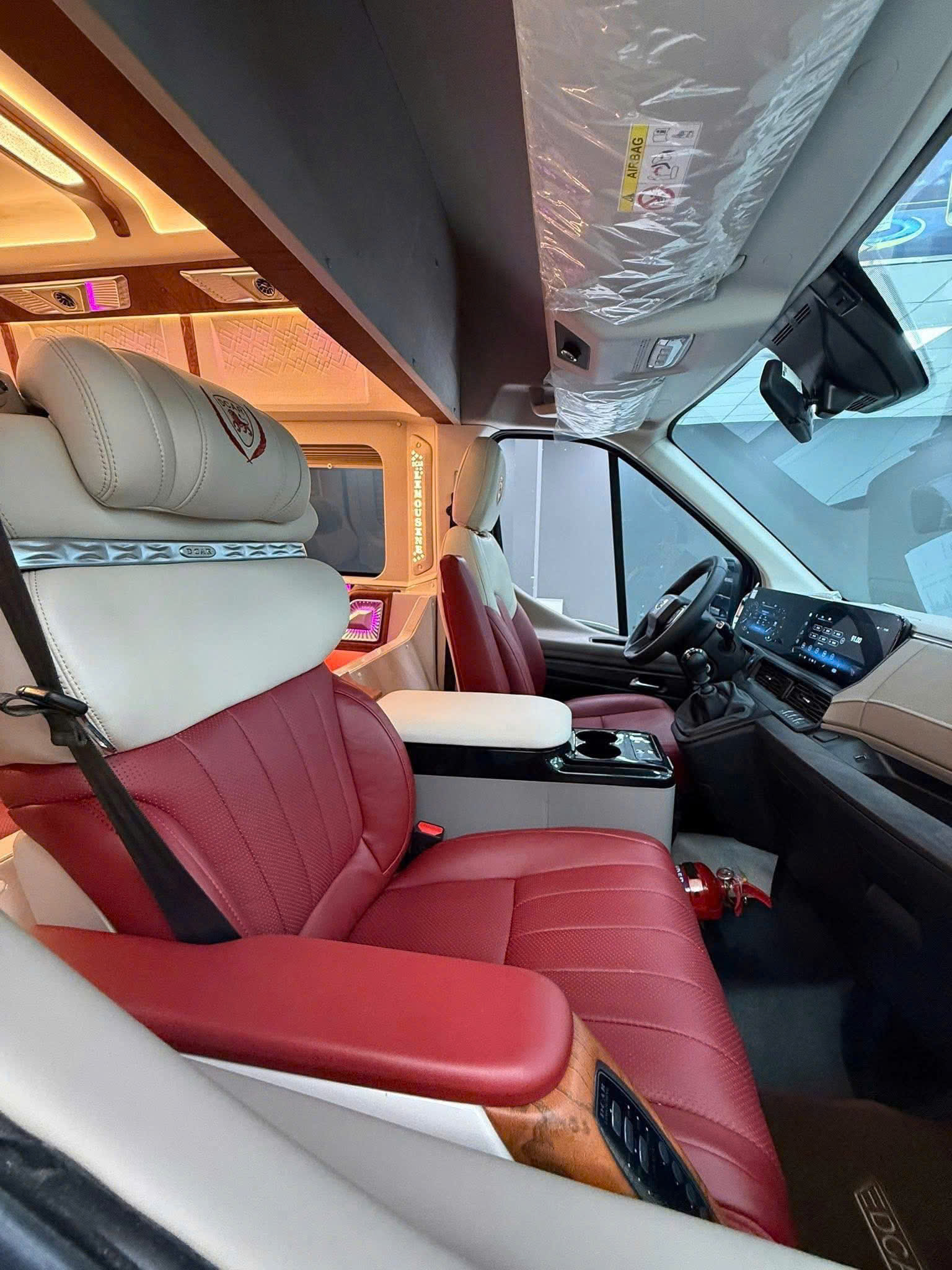 Thuê xe Limousine 11 chỗ Sài Gòn đi Cam Ranh