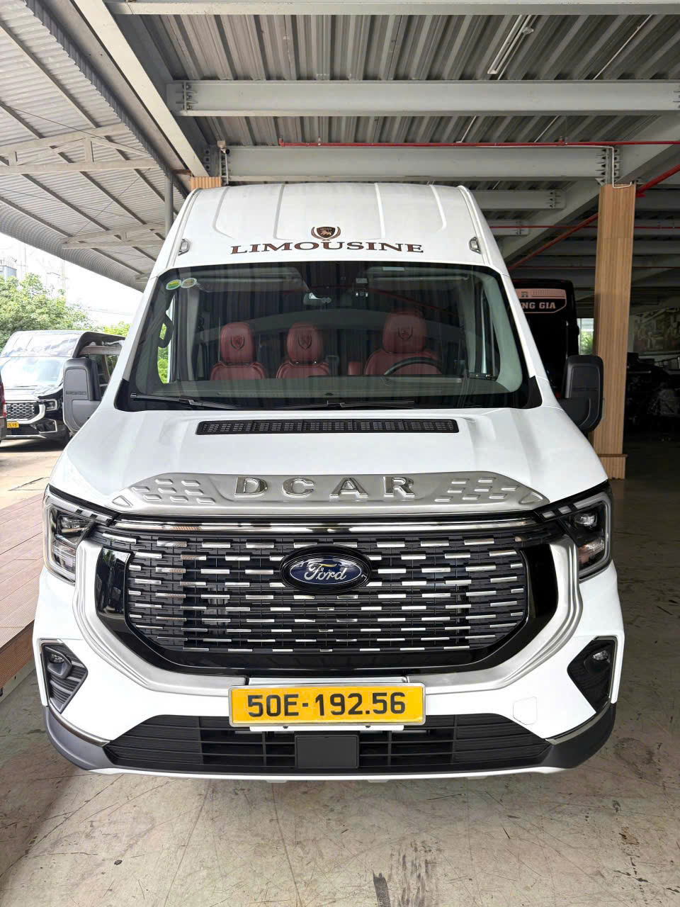 Thuê xe limousine 12 chỗ Cam Ranh về TPHCM