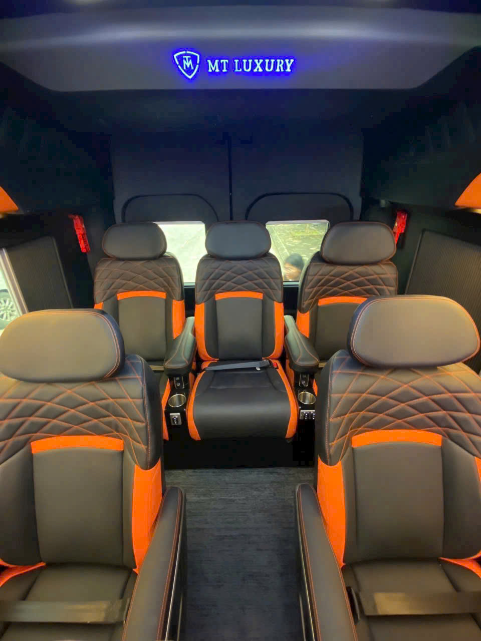 Thuê xe limousine 12 chỗ Cam Ranh về TPHCM