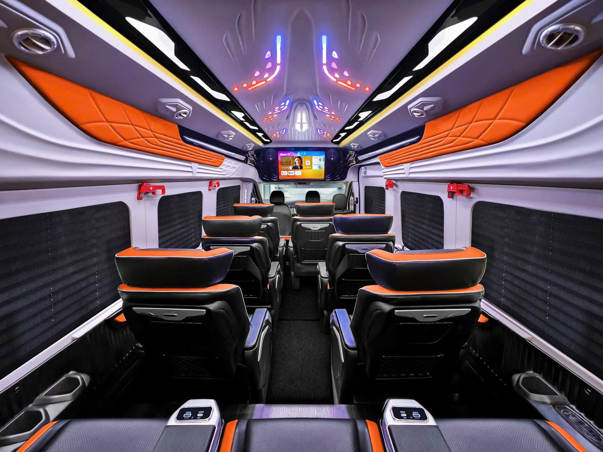 Thuê xe limousine 12 chỗ Cam Ranh về TPHCM