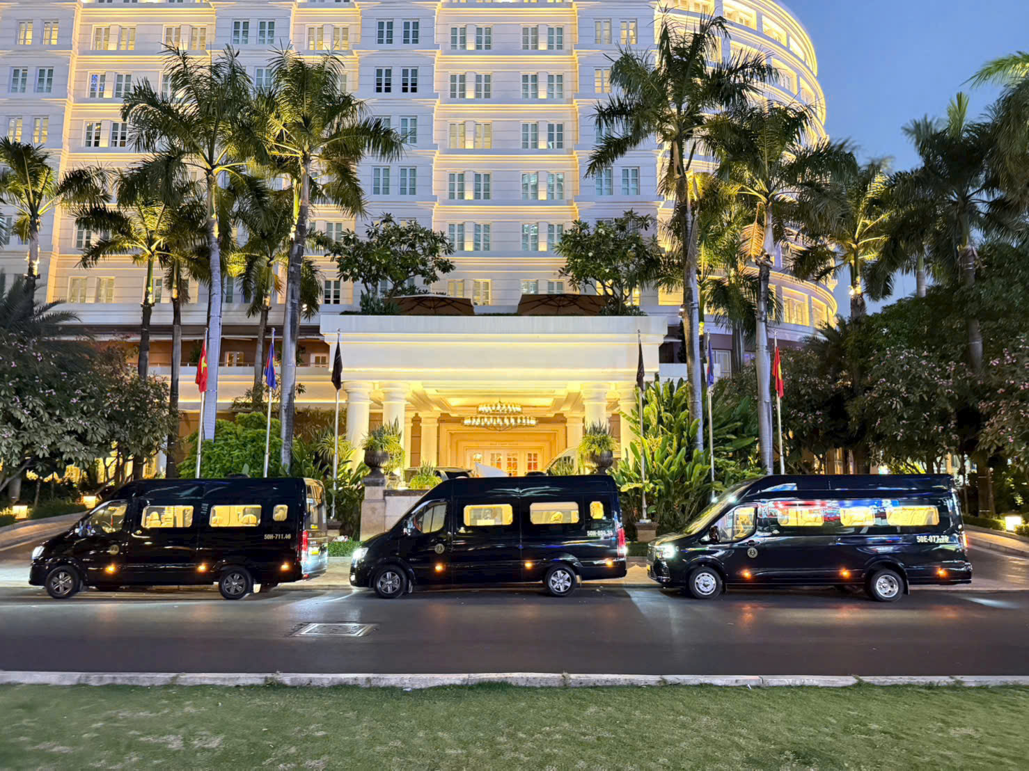Thuê xe Limousine 12 chỗ HCM đi Cam Ranh