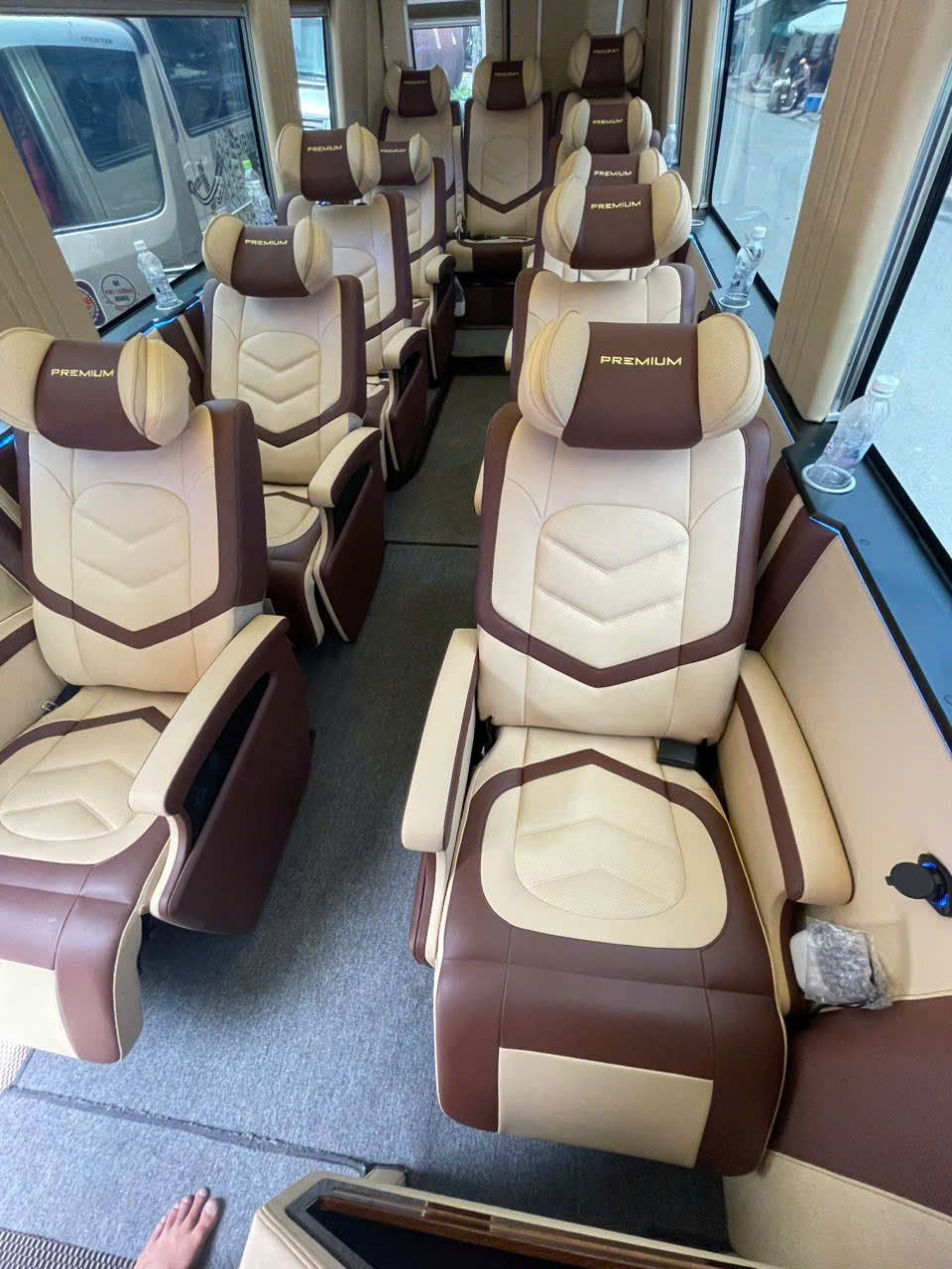 Thuê xe Limousine 12 chỗ HCM đi Cam Ranh