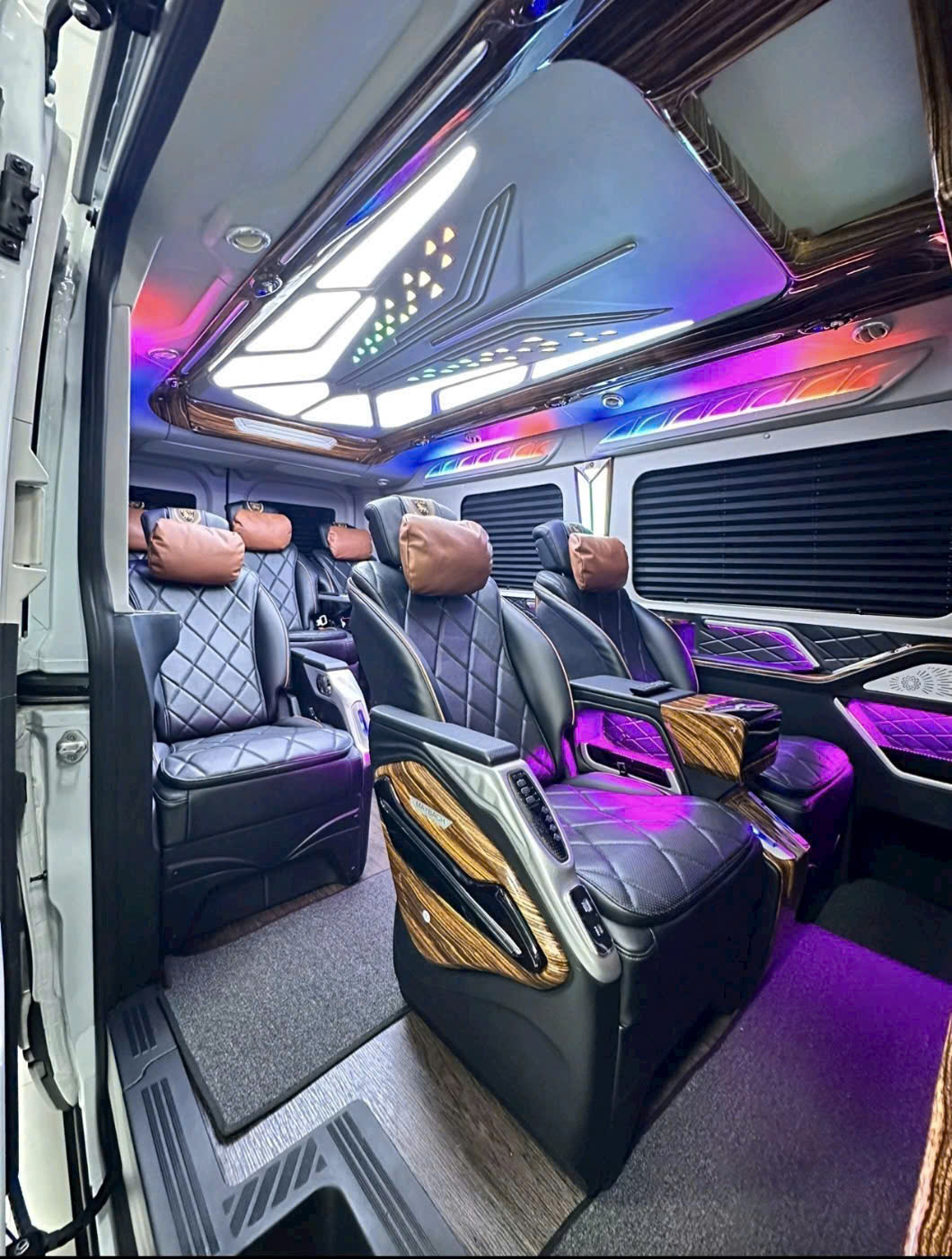 Thuê xe Limousine 12 chỗ HCM đi Cam Ranh