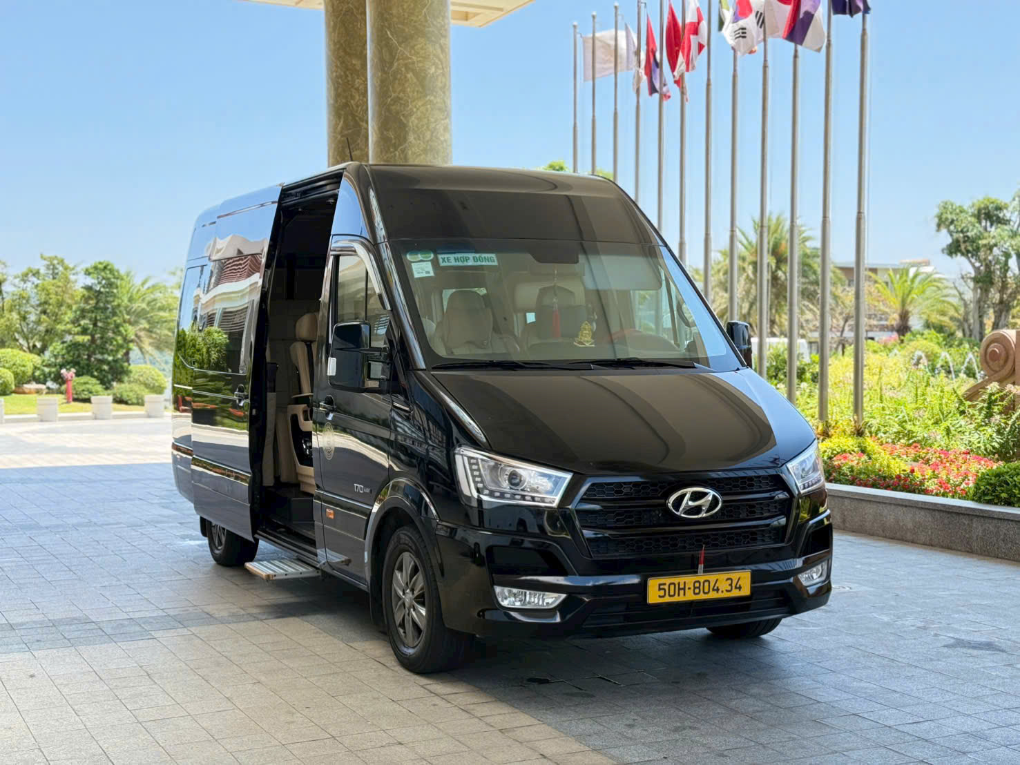 Thuê xe limousine 9 chỗ Cam Ranh đi Sài Gòn