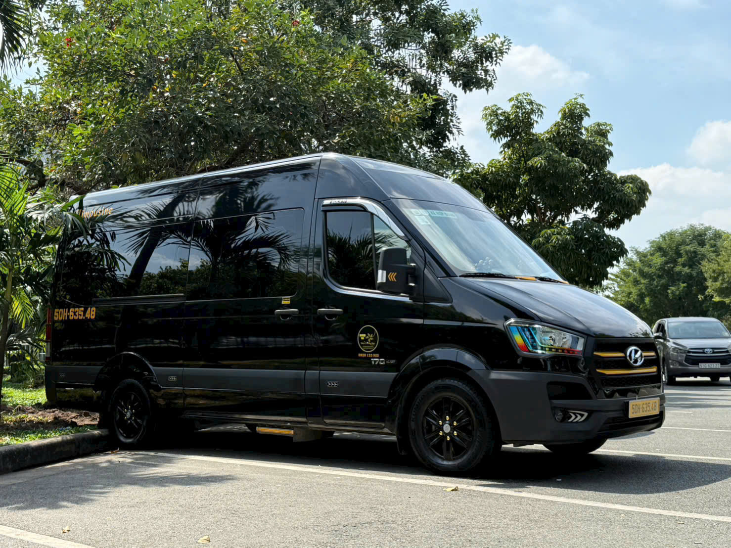 Thuê xe limousine 9 chỗ Cam Ranh đi Sài Gòn