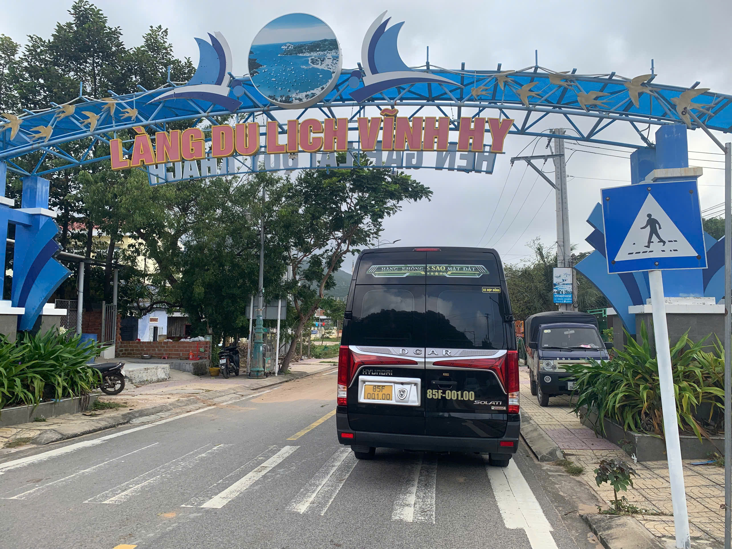 Thuê xe limousine 9 chỗ Cam Ranh đi Sài Gòn