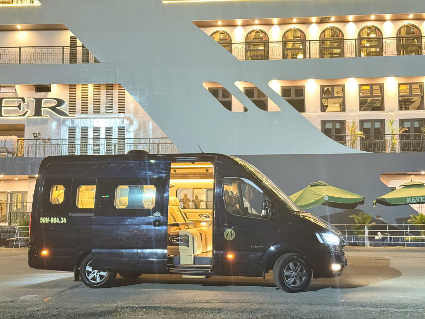 Thuê xe Limousine 9 chỗ Sài Gòn đi chơi Cam Ranh