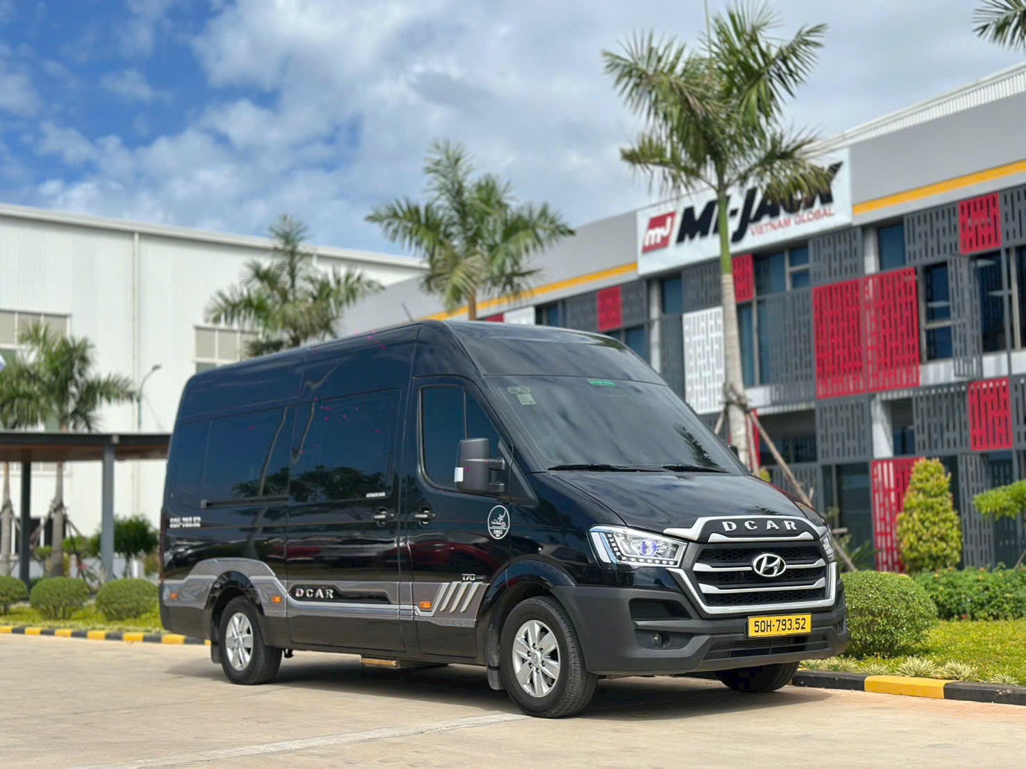 Thuê xe Limousine 9 chỗ Sài Gòn đi chơi Cam Ranh