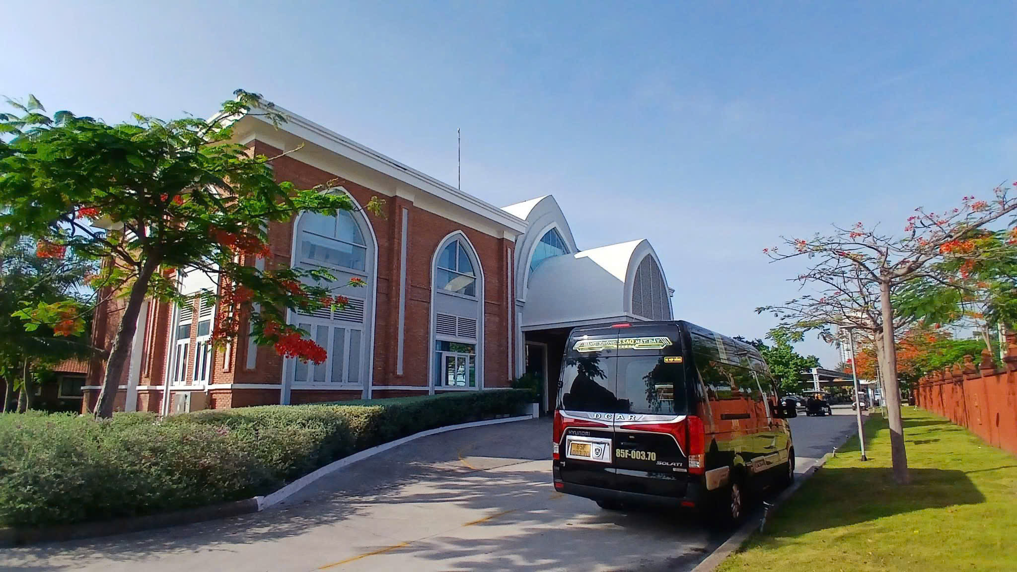 Thuê xe Limousine 9 chỗ Sài Gòn – Vĩnh Hy