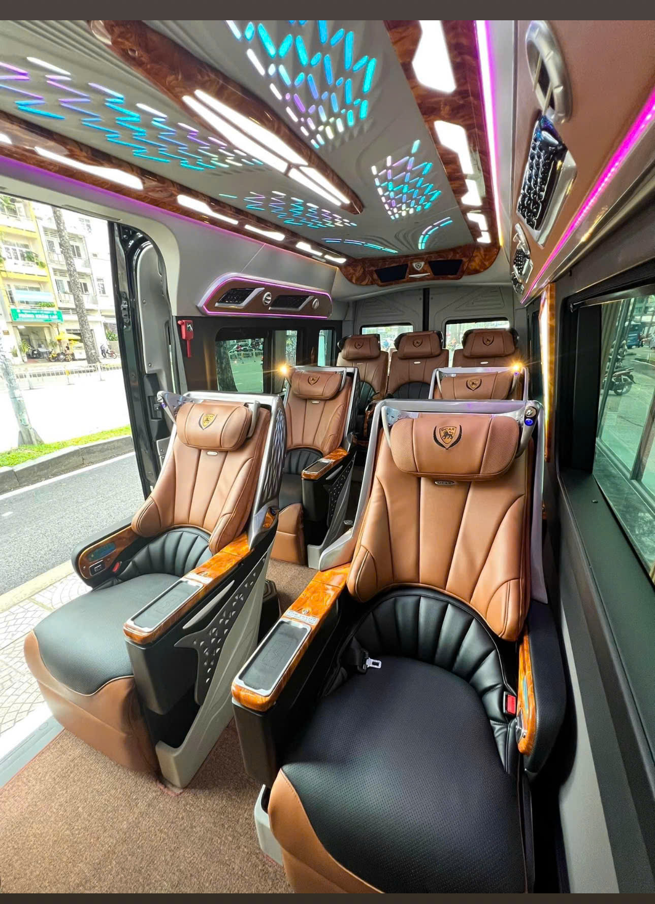 Thuê xe Limousine 9 chỗ Sài Gòn – Vĩnh Hy uy tín