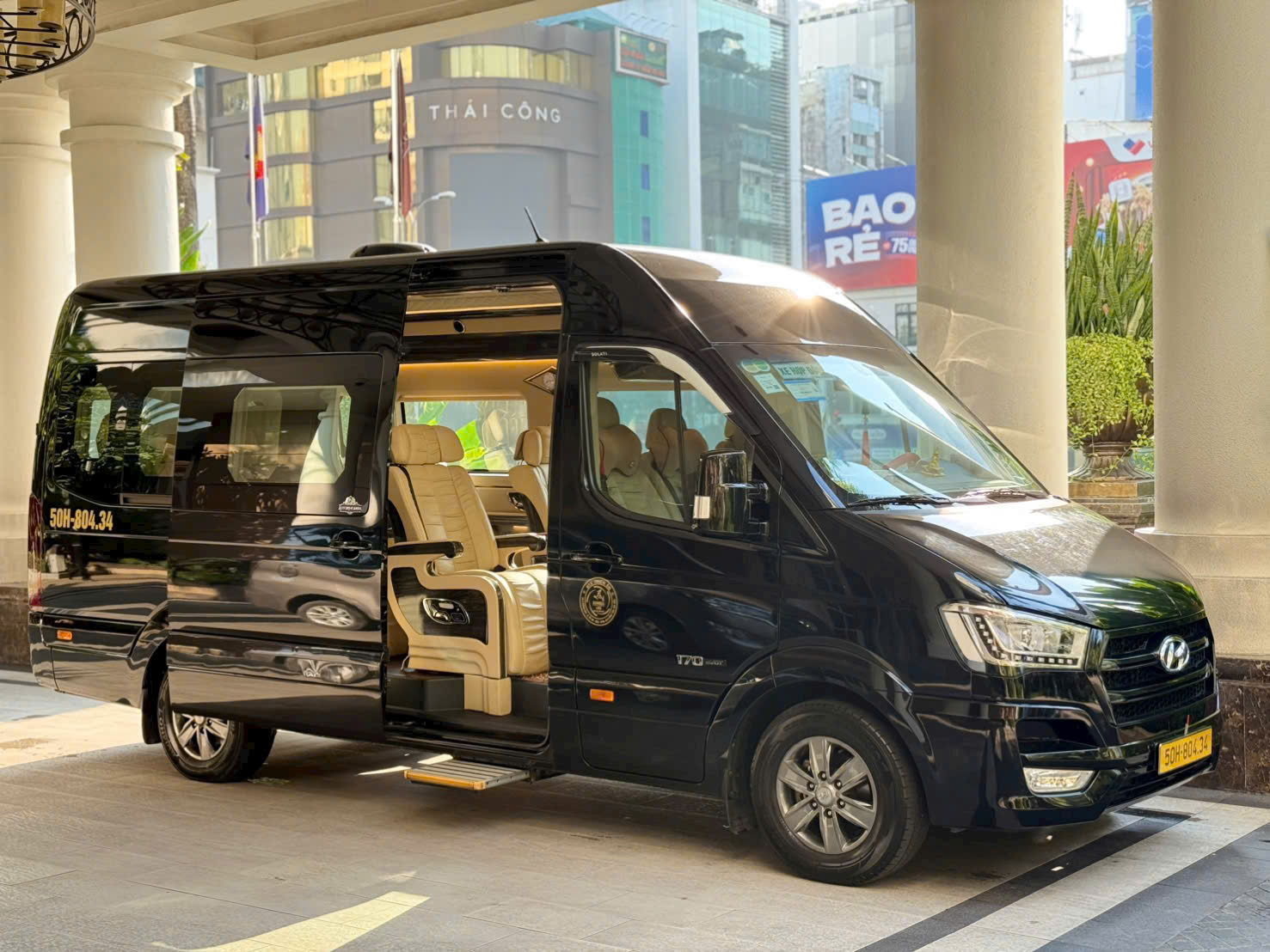 Thuê xe Limousine 9 chỗ Tân Sơn Nhất đi Cam Ranh