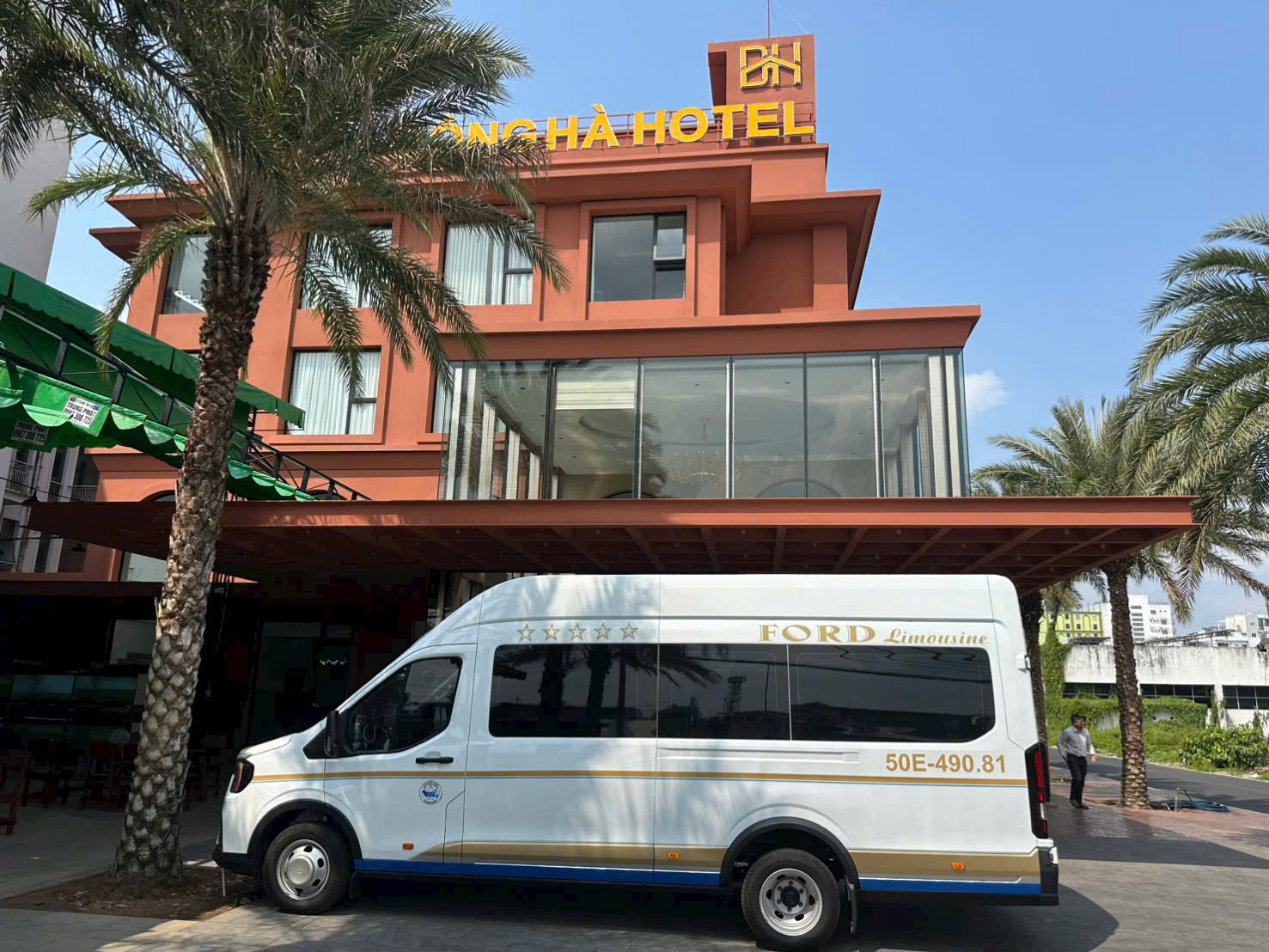 Thuê xe Limousine 9 chỗ Tân Sơn Nhất đi Cam Ranh