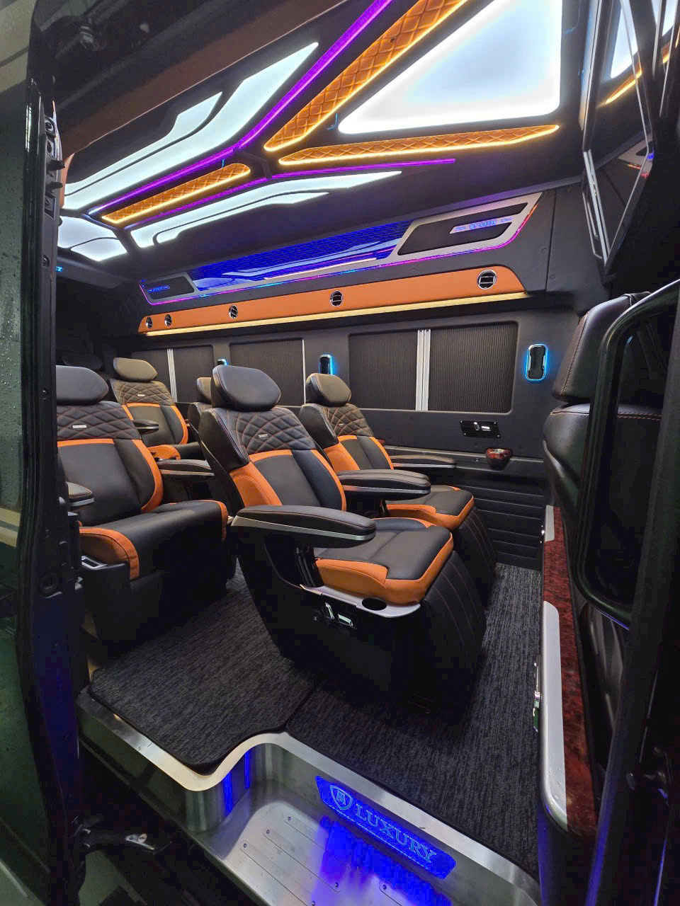 Thuê xe Limousine 9 chỗ từ Vĩnh Hy đi Sài Gòn